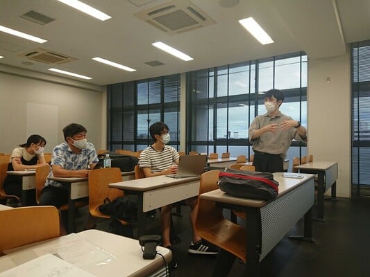 ミーティングでの議論の様子