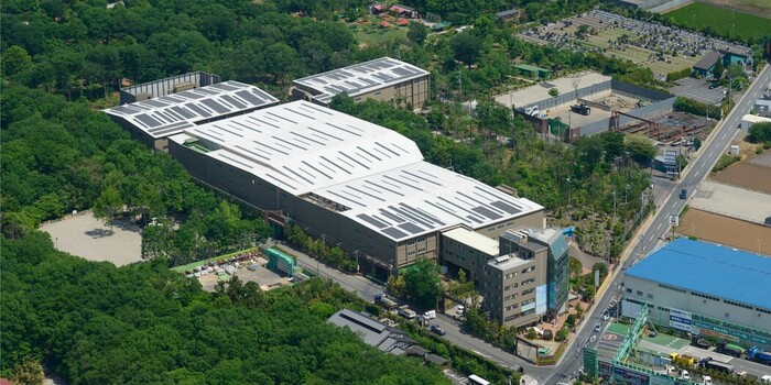 上空から見た本社ビルと再資源化プラント