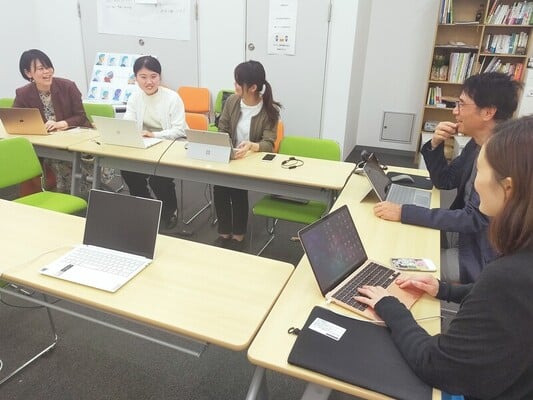 オフィスでのミーティングの様子