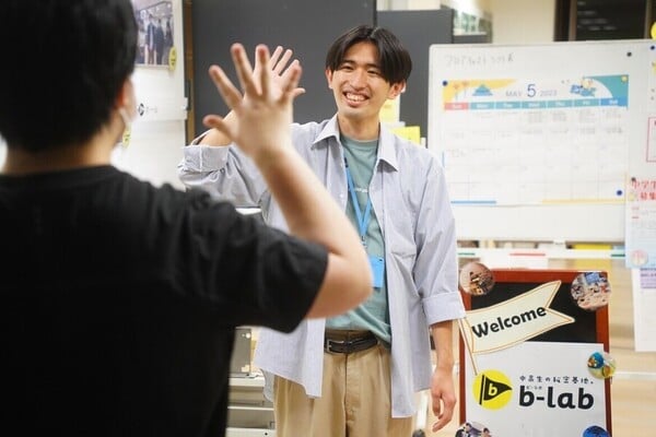 中高生の笑顔を引き出し、安心できる場所を作り出します!