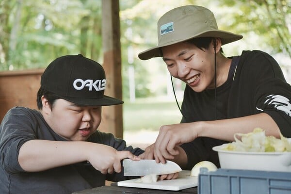 子どもたちとの野外調理の場面