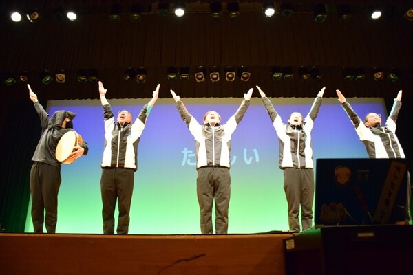 安芸高田市人権啓発強化月間での手話コントの様子