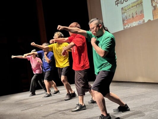 金沢で行われたイベントでパフォーマンスを交えながらのトークイベント