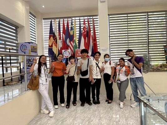 2026年秋のインターン生2名。国立大学での日本語教室を担当しました。